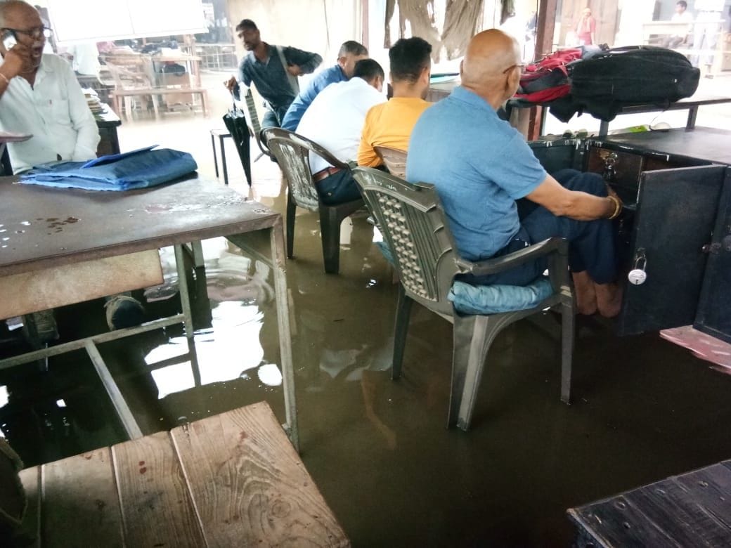 Main roads of Nadaun and Hamirpur city submerged due to rain