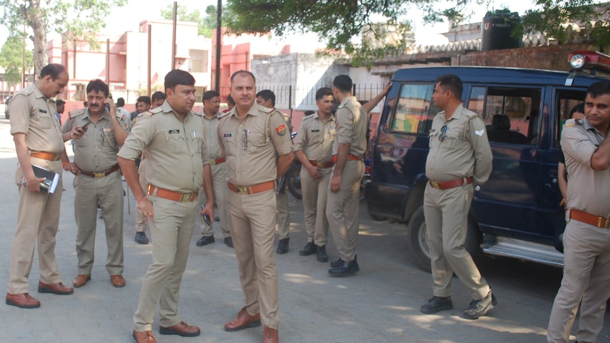 Hathras: When the condition of the recovered girl deteriorated, the relatives jammed