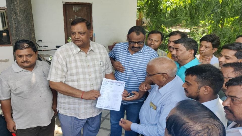 tourism entrepreneurs protest against GST on hotel rooms in Agra