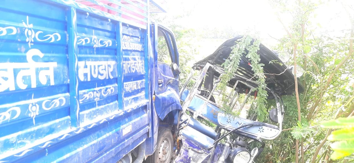 Uncontrolled loader and e-rickshaw collide in Kanpur Dehat, seven people including newly weds injured