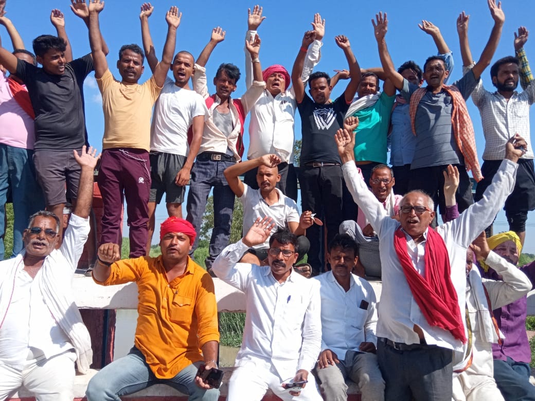 Farmers protested demanding release of water in the canal