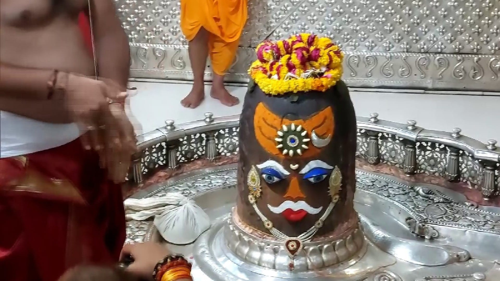 Mahakal Lok Lokarpan Mahakaleshwar Dham lit up with colorful lights attractive decoration made with flowes