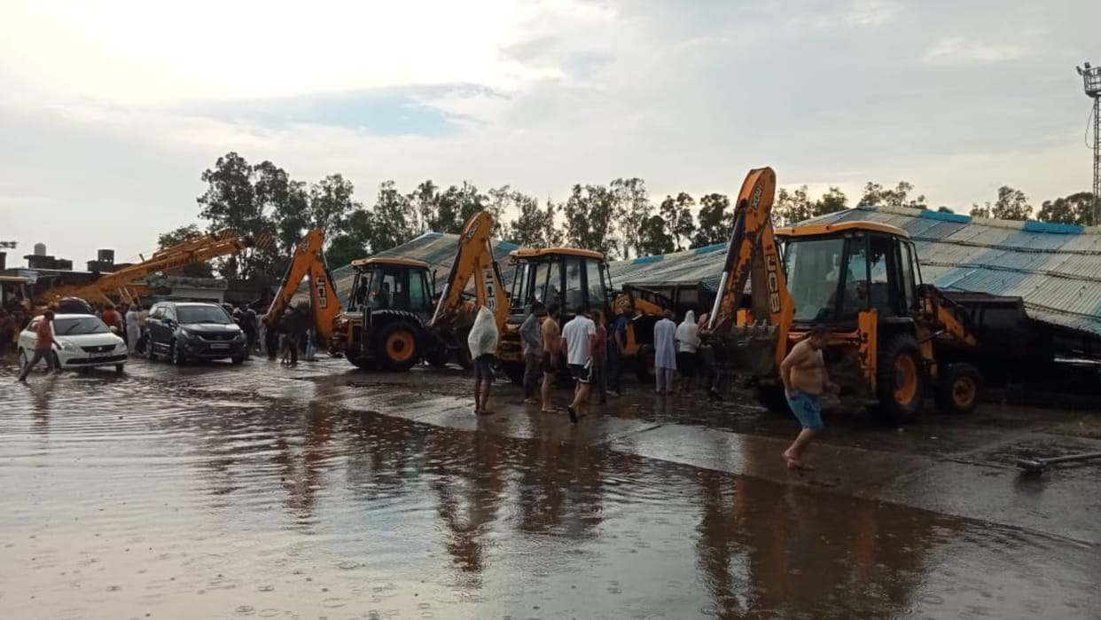 Sheds fell due to rain and storm in Sabzi Mandi of Gohana Haryana
