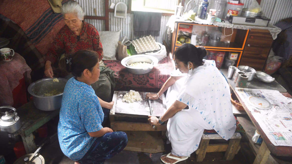 West Bengal Chief Minister Mamata Banerjee makes momos After pani puri at roadside stall in Darjeeling