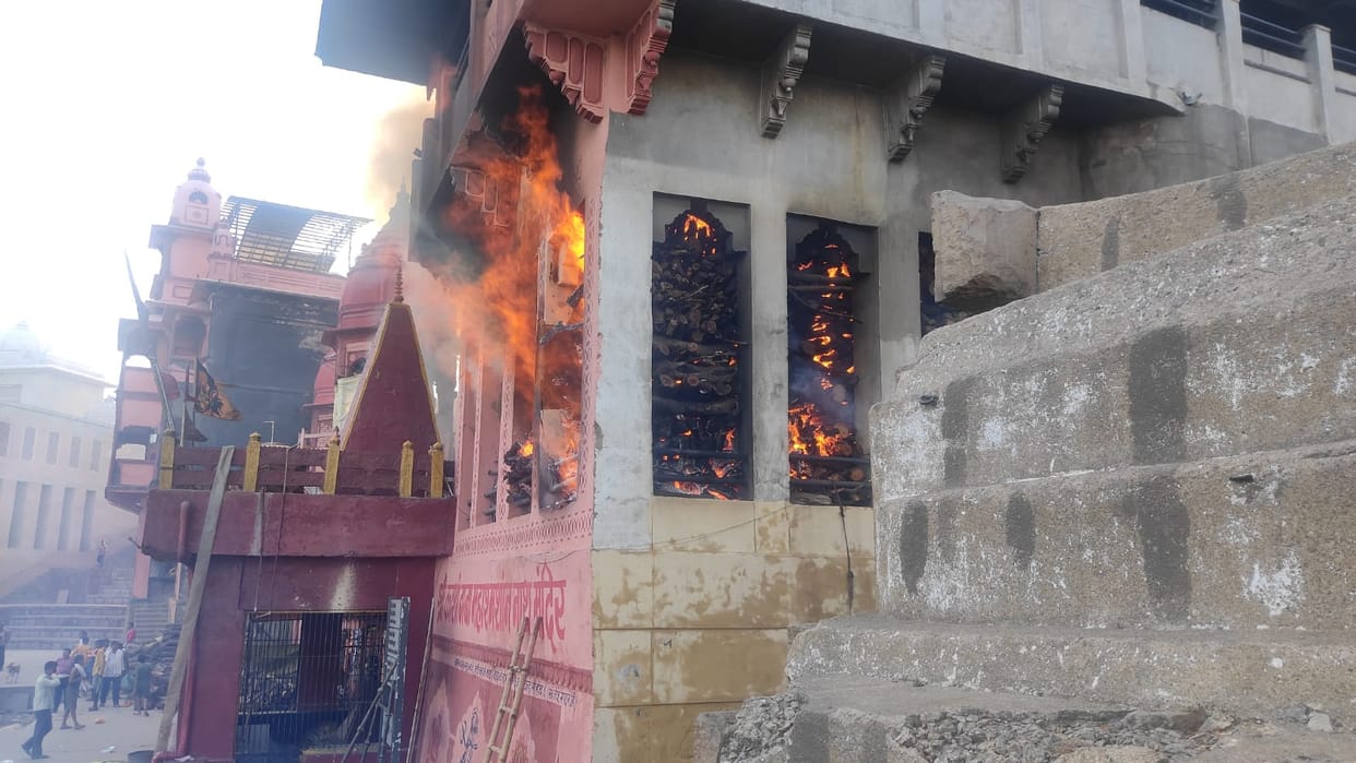 Massive fire broke out in wooden stall at Manikarnika Ghat in varanasi fire brigade personnel on spot