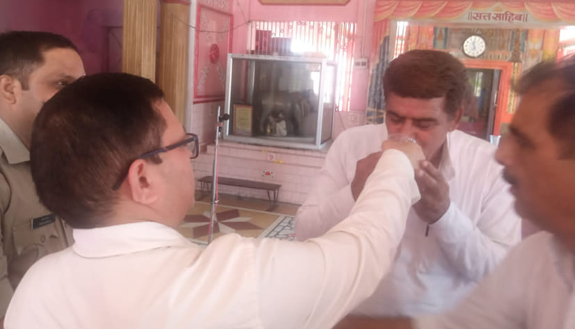 The officers opened the fast of Virendra Singh Gurjar by drinking juice