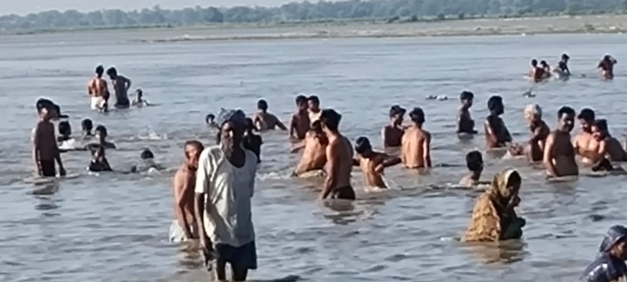 Thousands of devotees took a dip in the Ganges on the occasion of Guru Purnima festival