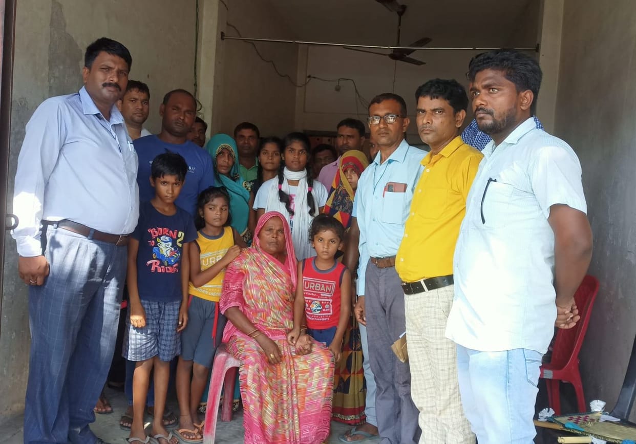 help to dead teachers's family