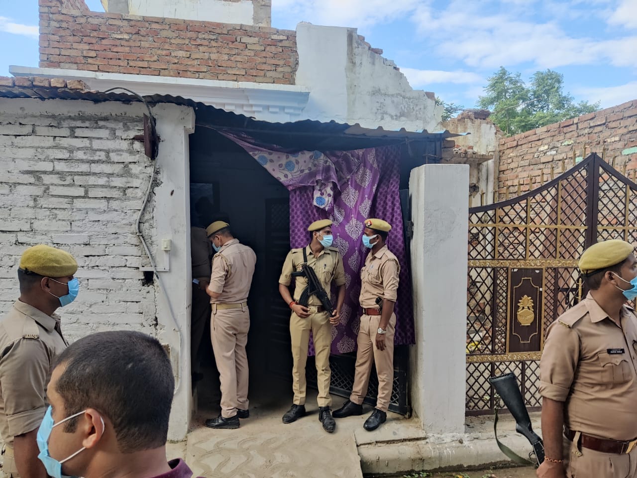 mother daughter deadbody found in varanasi Two dead bodies  lying for 11 days but sons remain calm read inside story