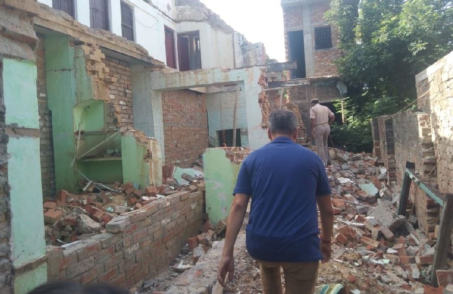 mother daughter deadbody found in varanasi Two dead bodies  lying for 11 days but sons remain calm read inside story