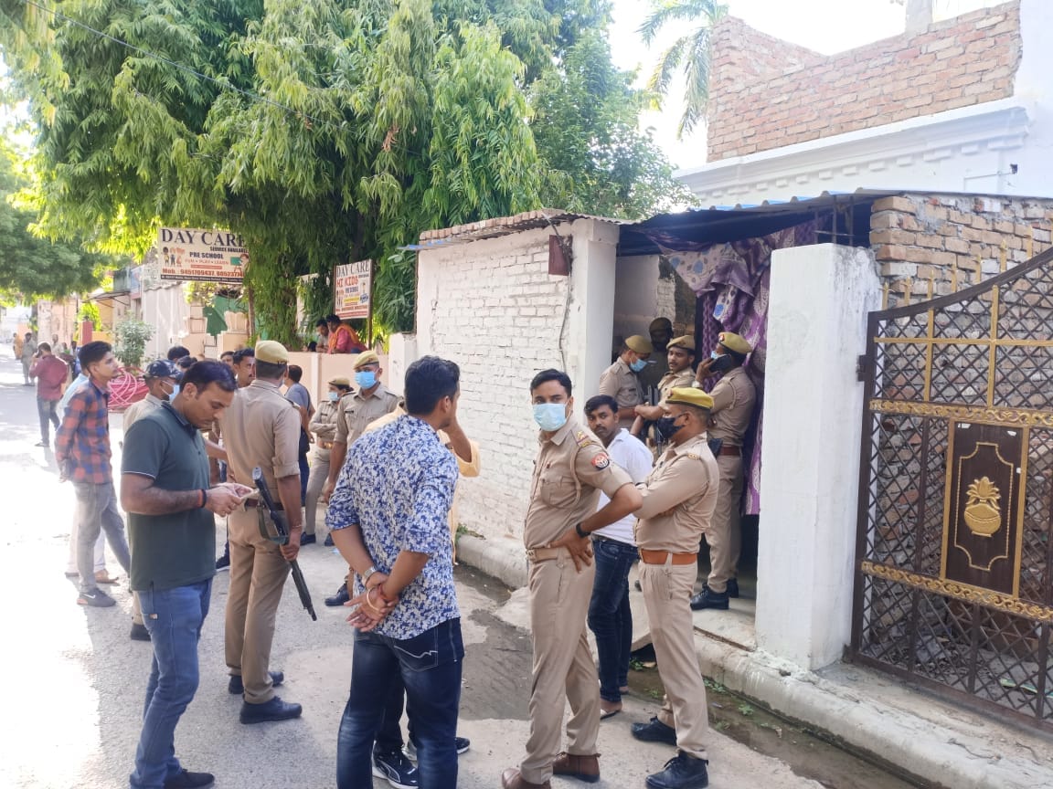 mother daughter deadbody found in varanasi Two dead bodies  lying for 11 days but sons remain calm read inside story