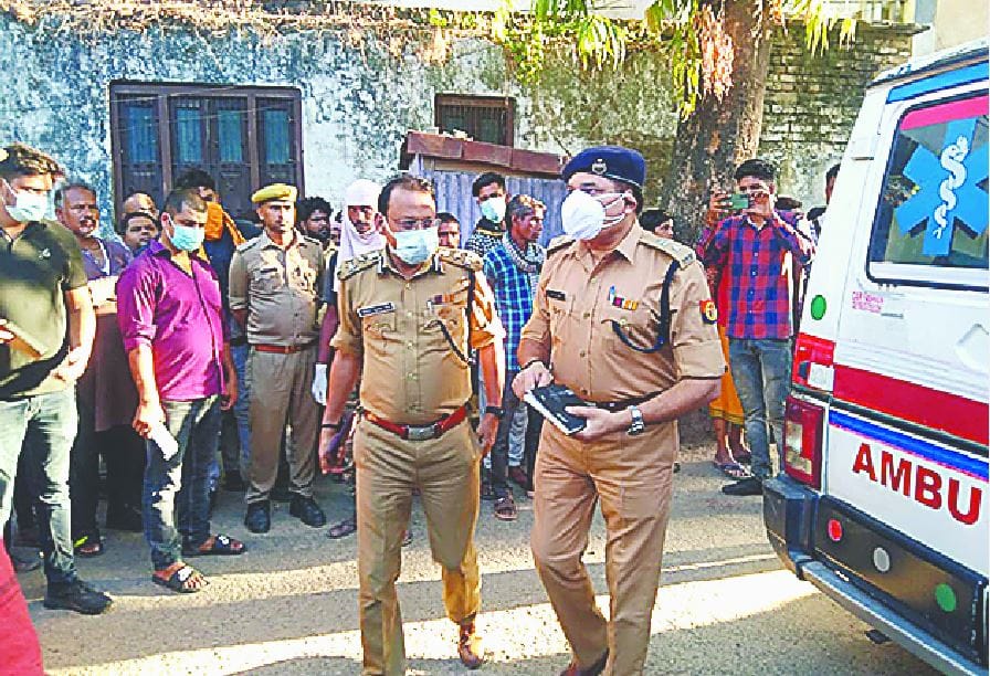 mother daughter deadbody found in varanasi Two dead bodies  lying for 11 days but sons remain calm read inside story