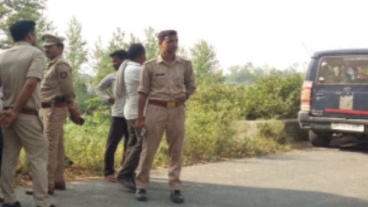 UP : Dead body of a young man found hanging from tree in Shamli District