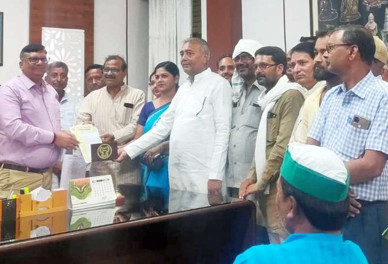 Mahoba: Traders protest against 5% GST in everyday items