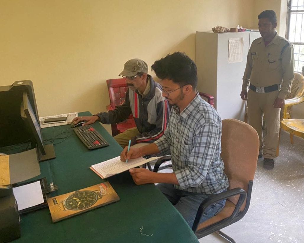 Employees reached to Gumdesh Tehsil.