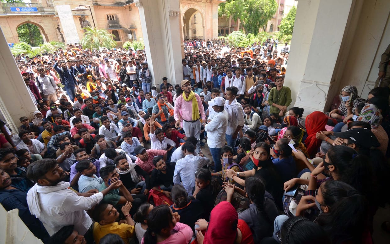 Students demanding promotion in Allahabad University were chased by police, stampede