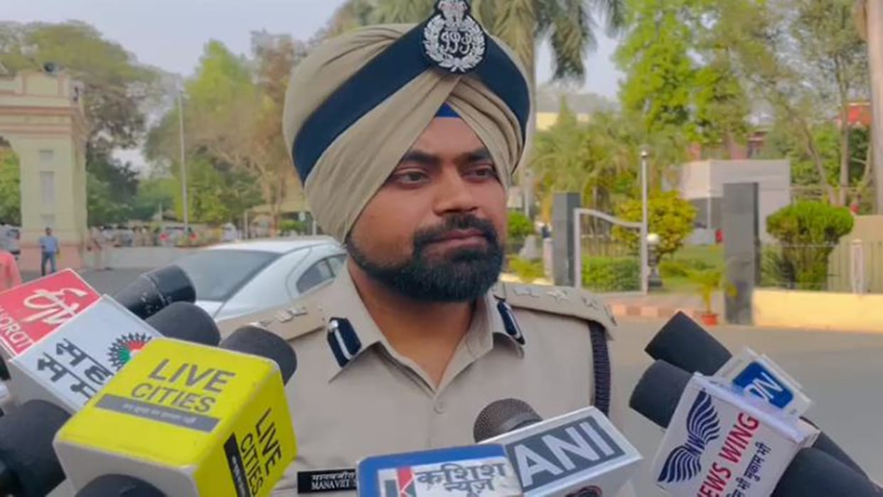 Controversy on Bihar Patna SSP MS Dhillon statement comparing PFI training module to RSS BJP asks for resignation or apology news in hindi