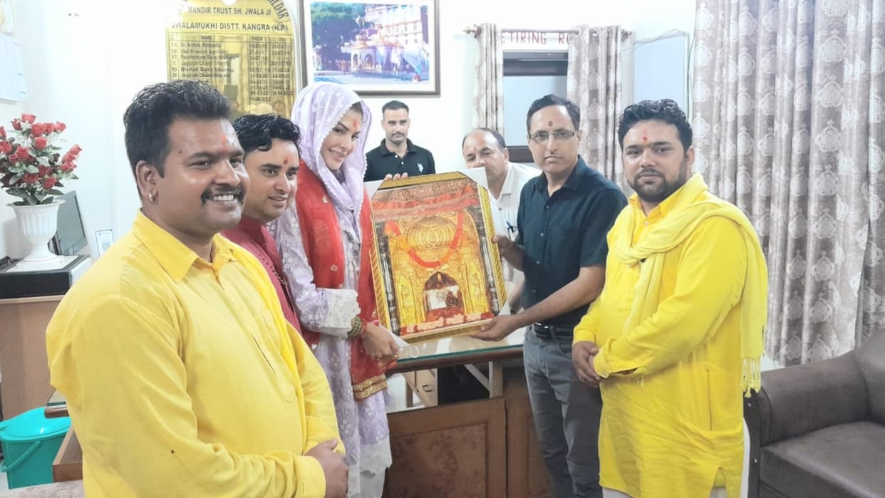 Jacqueline Fernandez pay obeisance at shakti peethas in himachal
