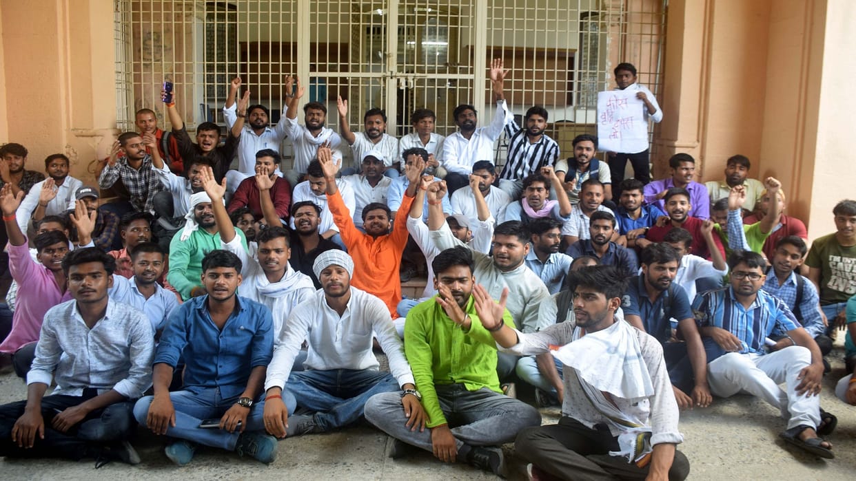Allahabad University: Protest at Vice Chancellor's office against fee hike