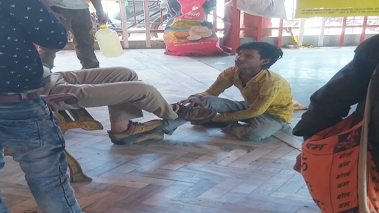 UP Police: Uniformed bully in temple, young man sat by pressing him with shoes