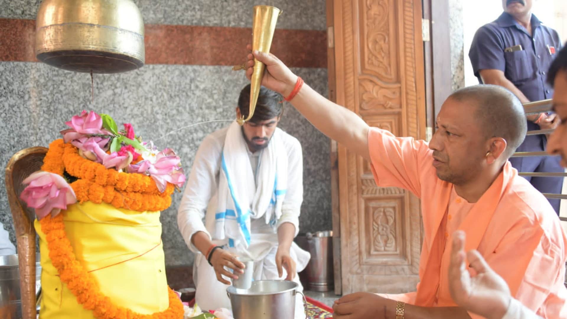 Sawan 2022 first day CM Yogi performed Rudrabhishek in Mansarovar temple in Gorakhpur