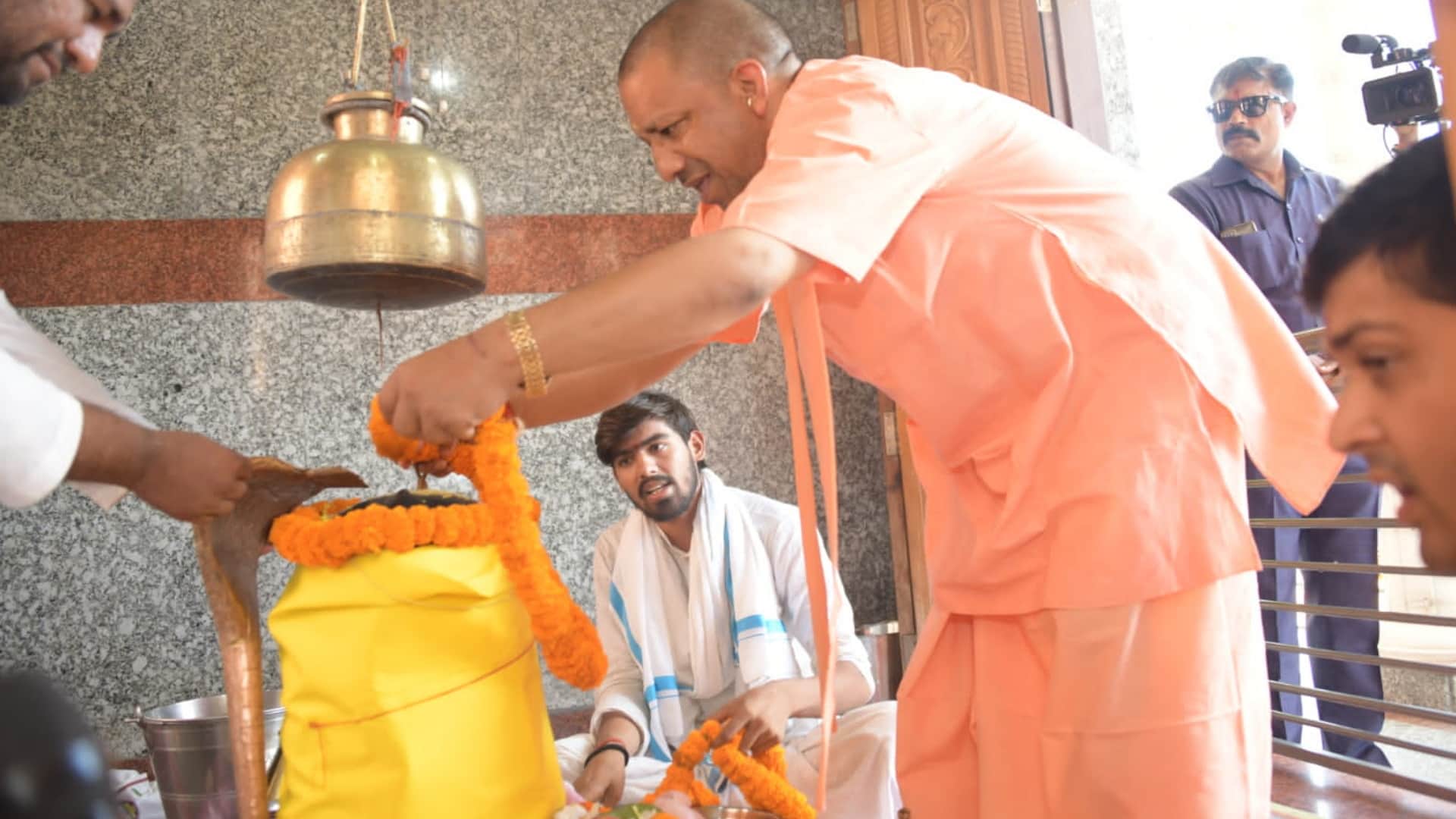 Sawan 2022 first day CM Yogi performed Rudrabhishek in Mansarovar temple in Gorakhpur