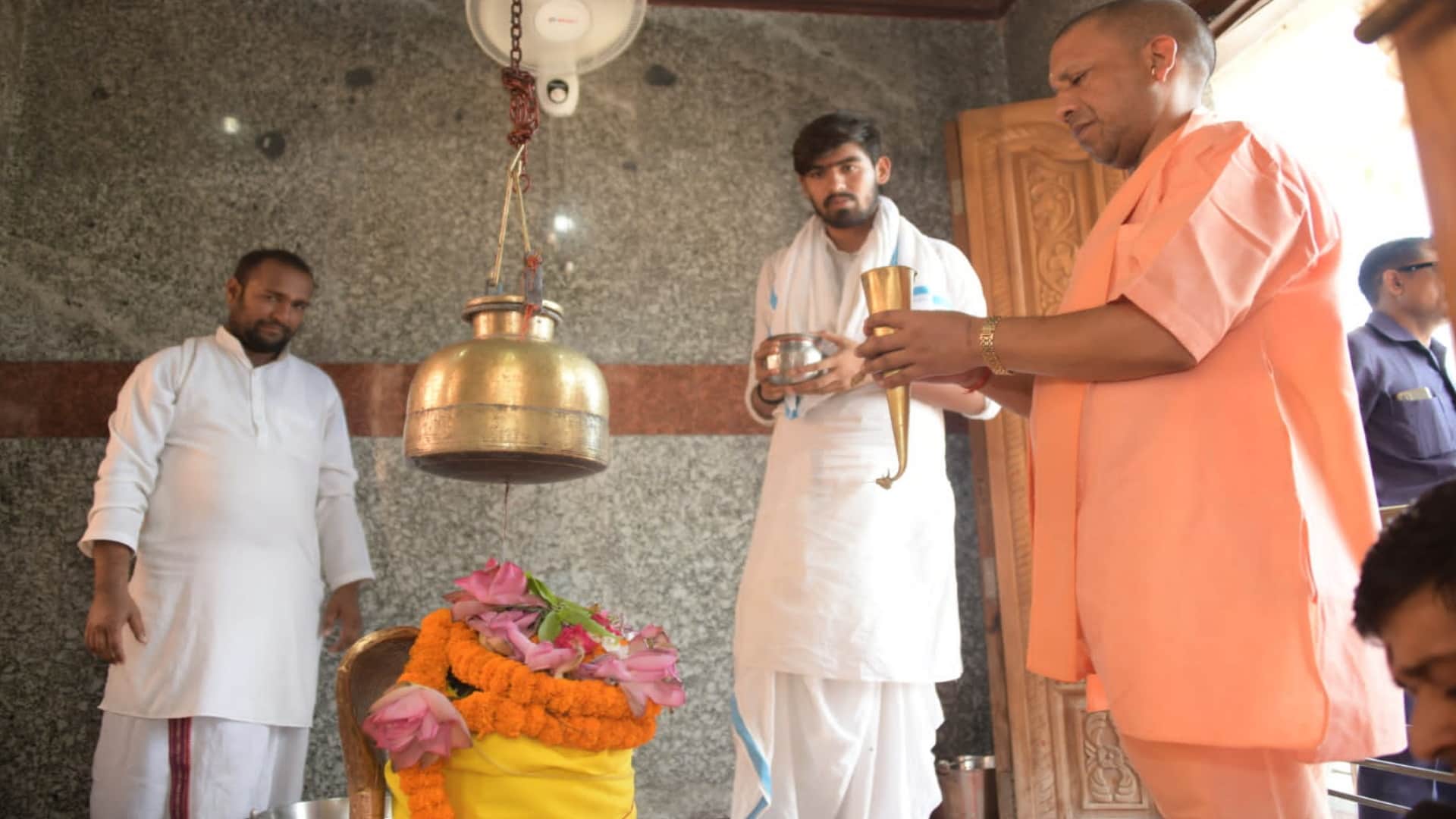 Sawan 2022 first day CM Yogi performed Rudrabhishek in Mansarovar temple in Gorakhpur