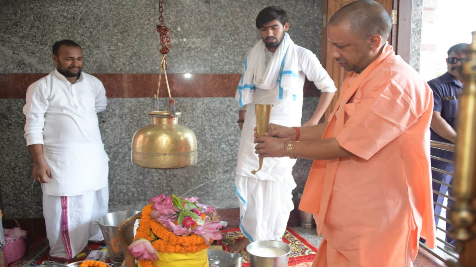 Sawan 2022 first day CM Yogi performed Rudrabhishek in Mansarovar temple in Gorakhpur