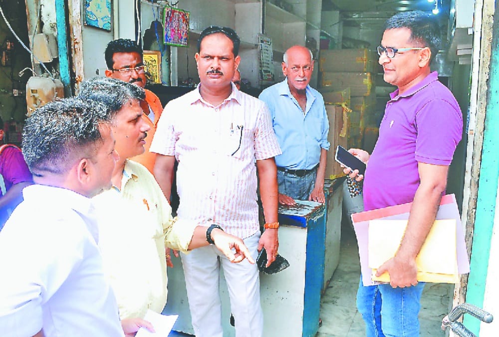 Roorkee News: Tax Department Raid on establishments of two businessmen