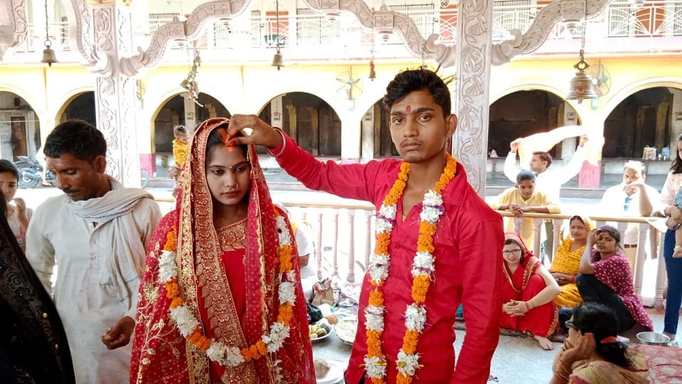 hindu youth and muslim girl got married in azamgarh family gave blessings