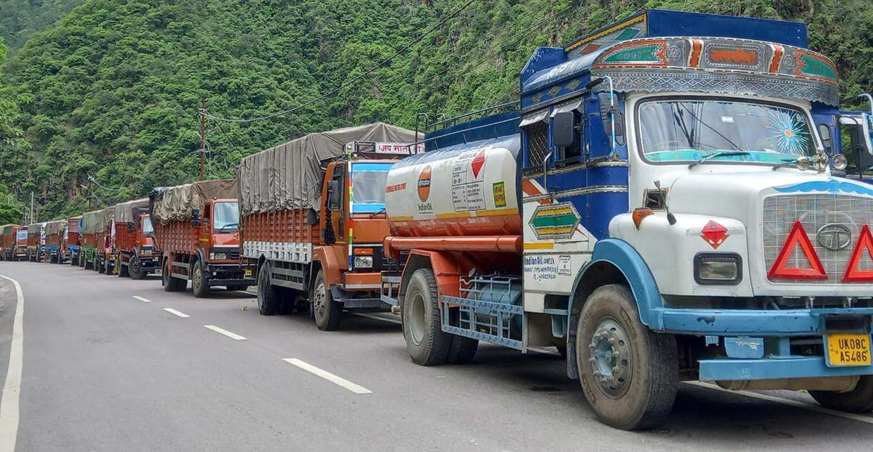 Movement of big vehicles stopped in Karnprayag for three days