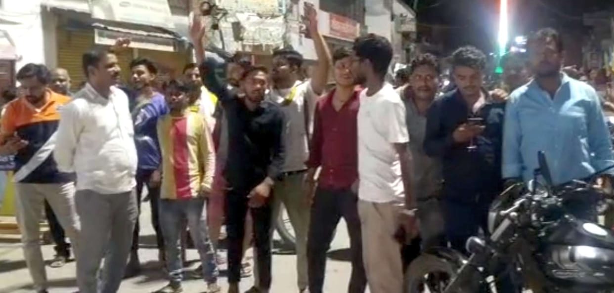 Mahoba: People took to the streets to protest against the undeclared power cut, protest