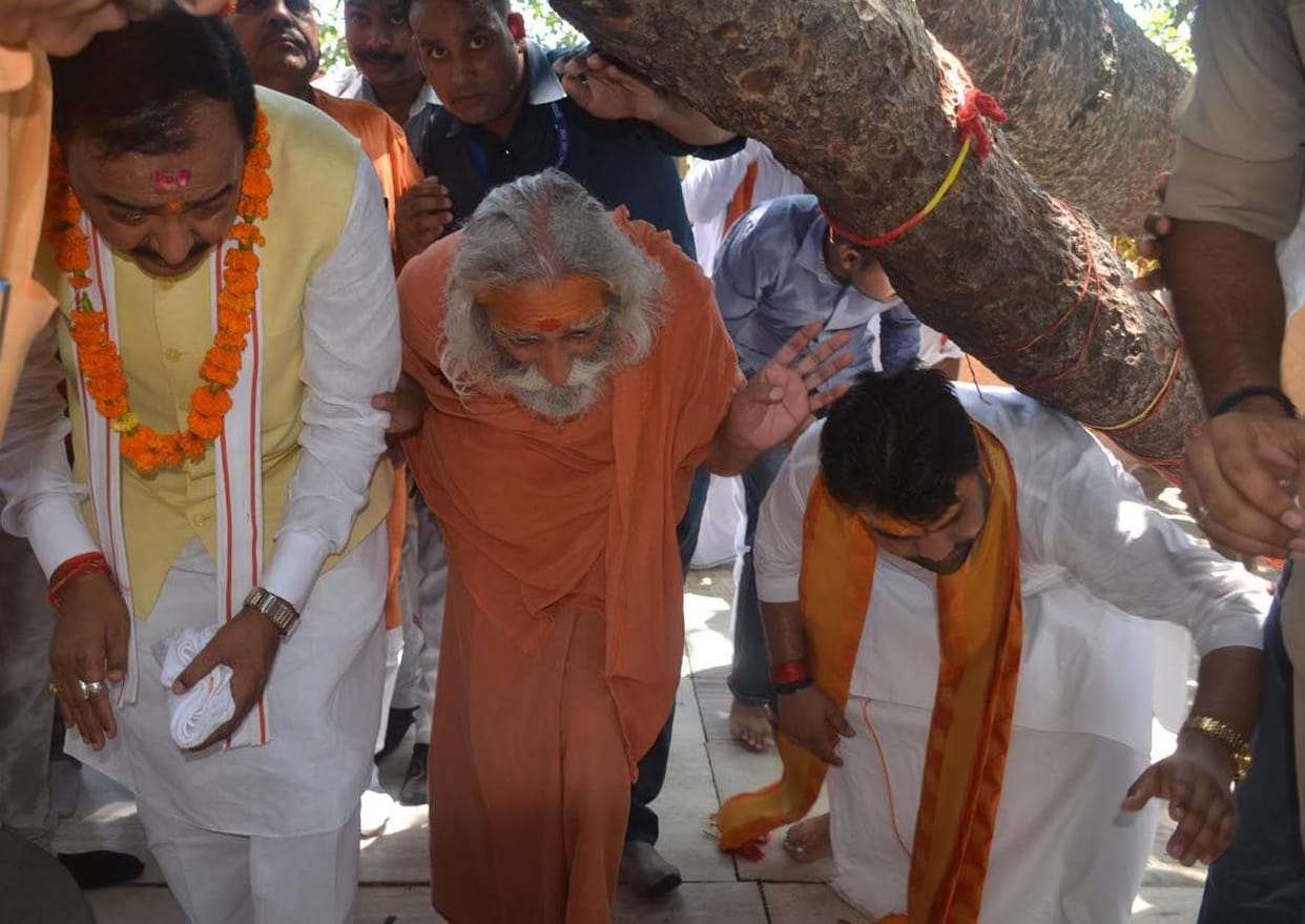 Saw the saint's jacket, put it on the forehead and became emotional Maurya