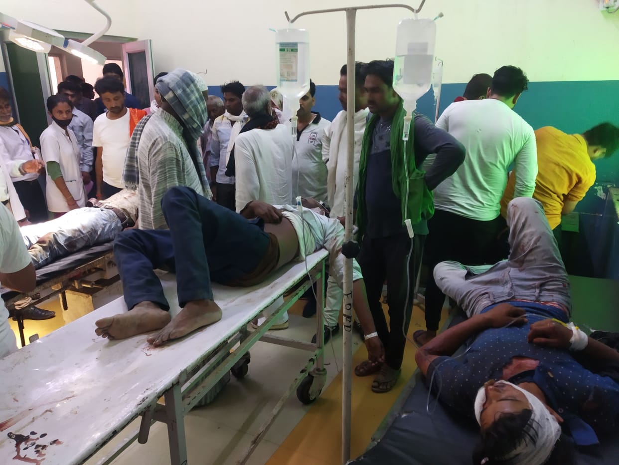 Tempo and bike collide, 11 people injured