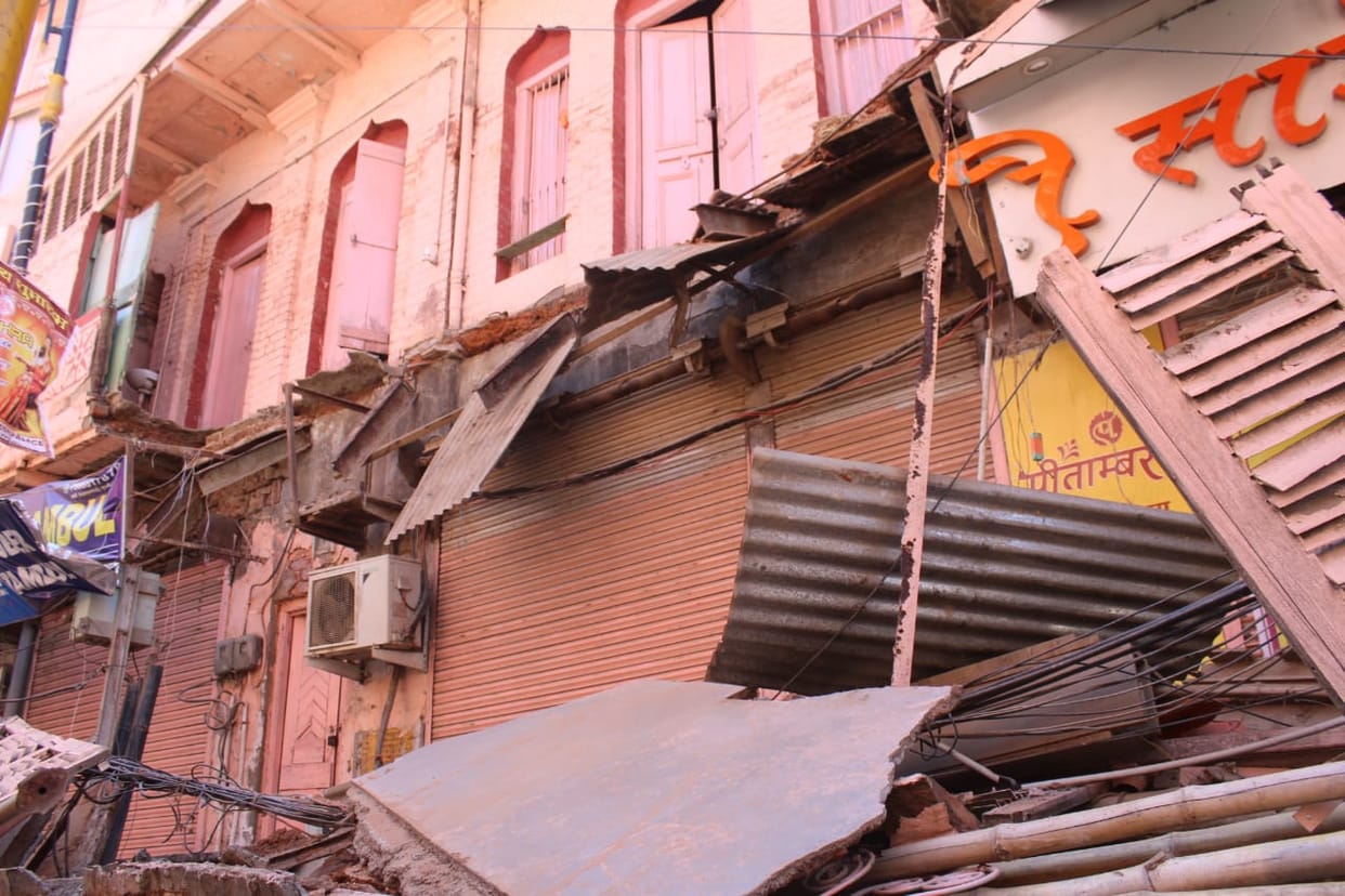 balcony of a dilapidated house collapsed near Kashi Vishwanath Dham no one was injured