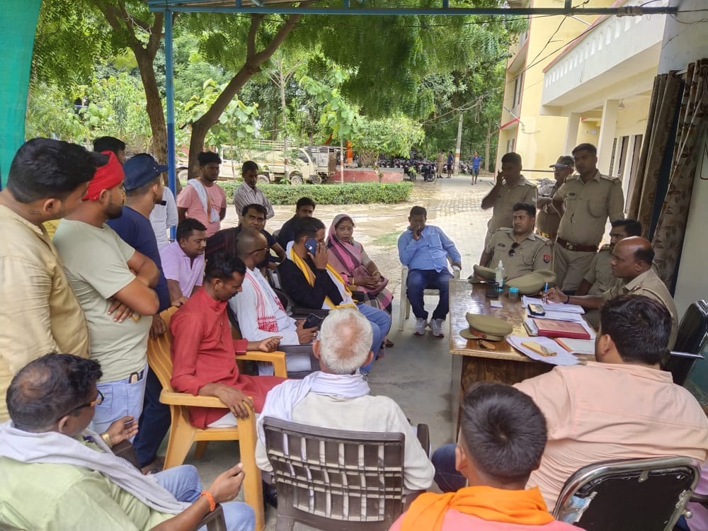 BJP and Apna Dal leaders protest at Jansa police station in Varanasi demand for suspension of SHO and lady constable