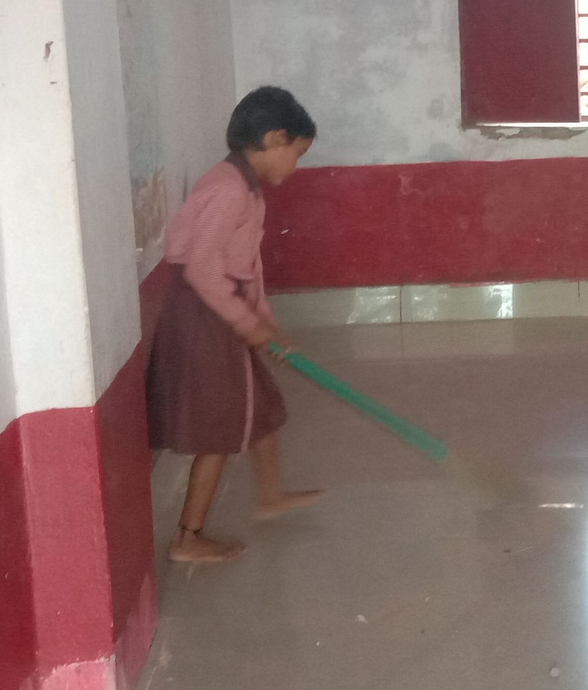 Kanpur dehat : Children planted a broom in former secondary school Jigna, teachers arrived late