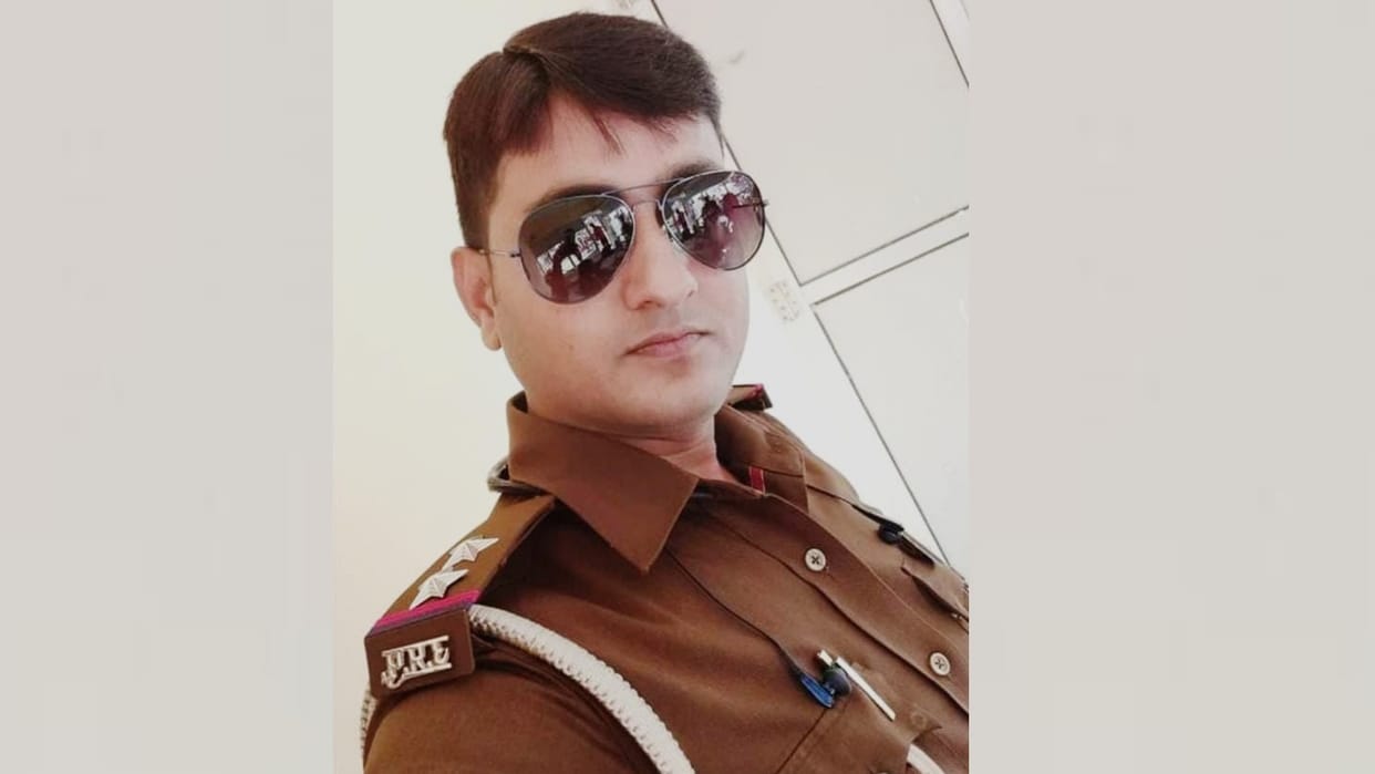 people beat a sub inspector in gonda accused in a rape case.