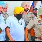 दलेर मेहंदी को ले जाती पुलिस।