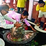 पूर्वी दिल्ली के गुफा मंदिर में पूजा-अर्चना करते लोग