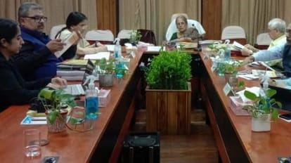 Uniform Civil Code: विशेषज्ञ समिति का कार्यकाल चार महीने बढ़ा, सीएम की मंजूरी के बाद गृह विभाग का आदेश जारी Uniform Civil Code expert committee Tenure extended by four months After the approval of CM Uttarakhand news