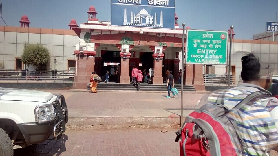Transgender assaulted in Mahakaushal Express train GRP police caught three transgender in agra