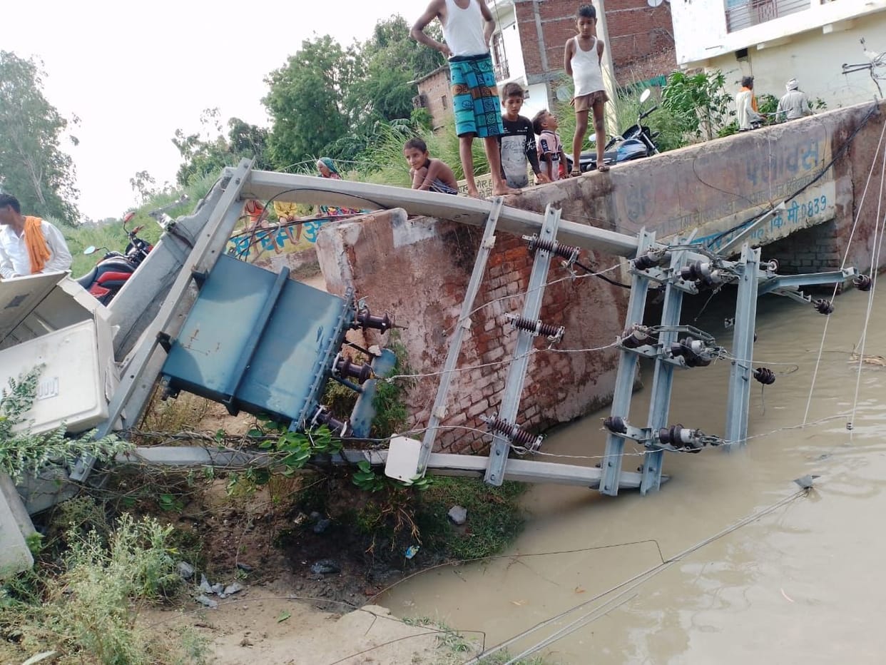 Auraiya, Due to the storm of 15 minutes, the lights of many villages went off
