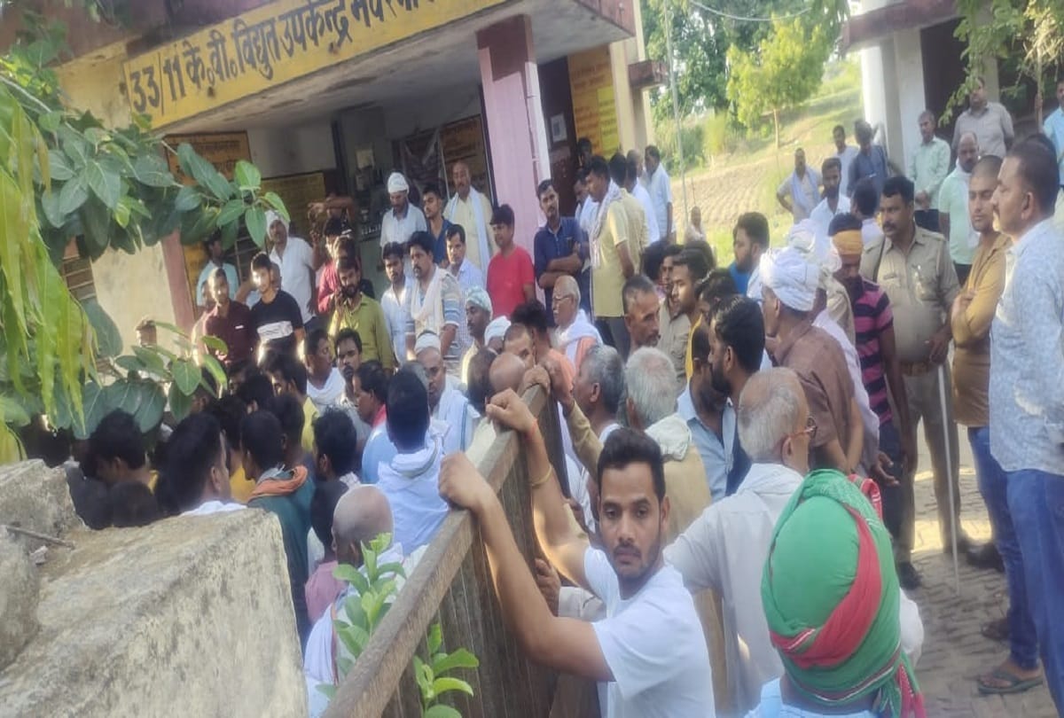 people start protest with dead body of lineman at electricity office in azamgarh who scorched by current during duty