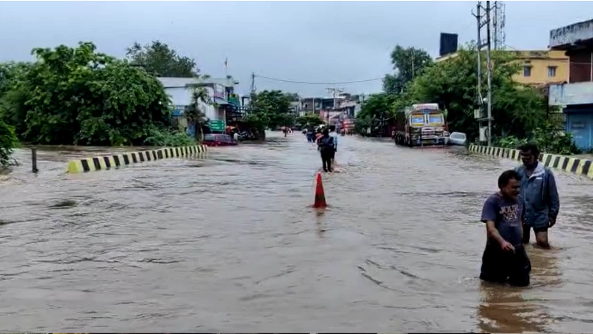 भारी बारिश के चलते सड़कों में भरा पानी।