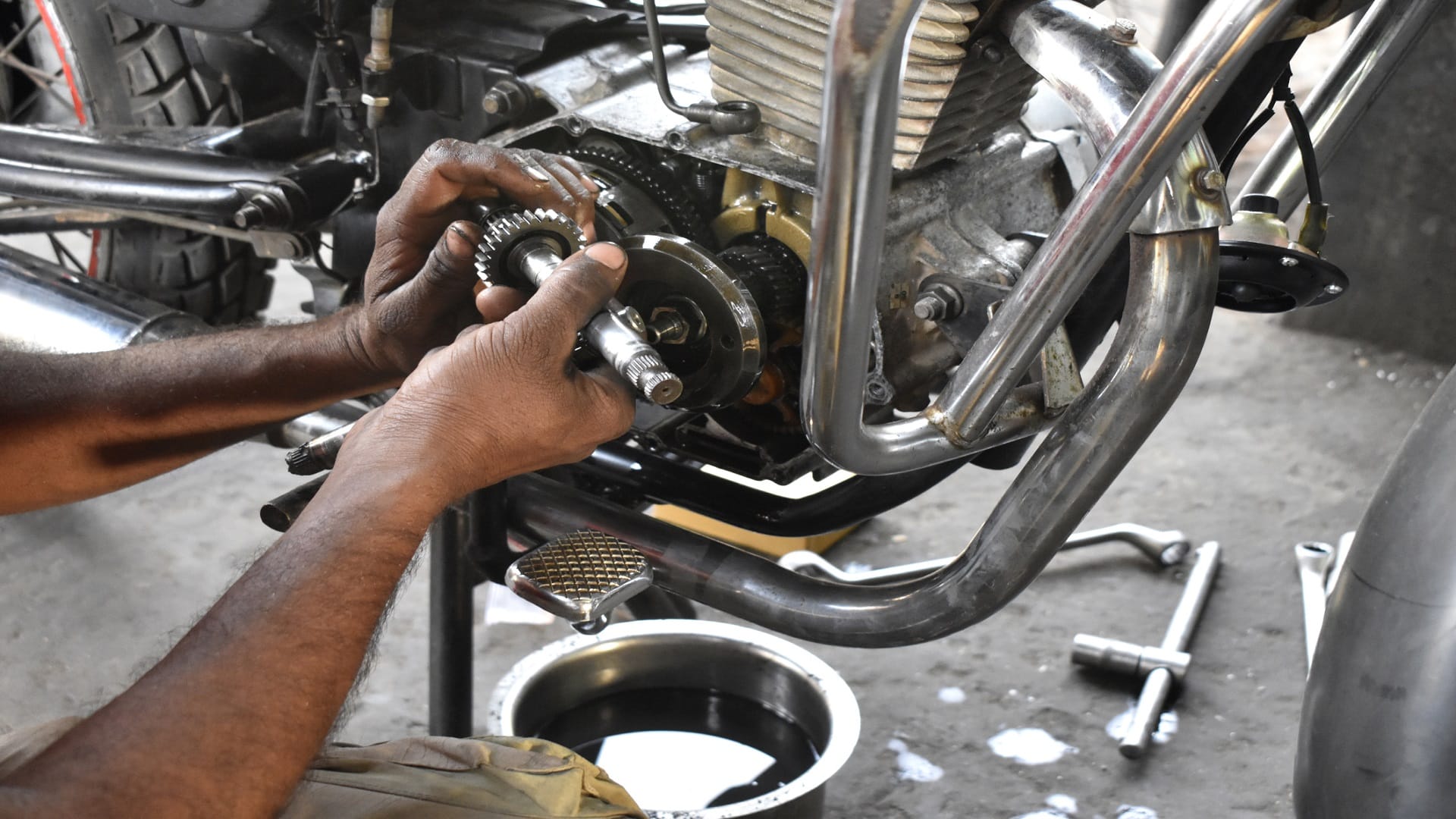 Bike Starting Problem After Rain Know How to Start Follow These Monsoon Bike Care Tips in Hindi