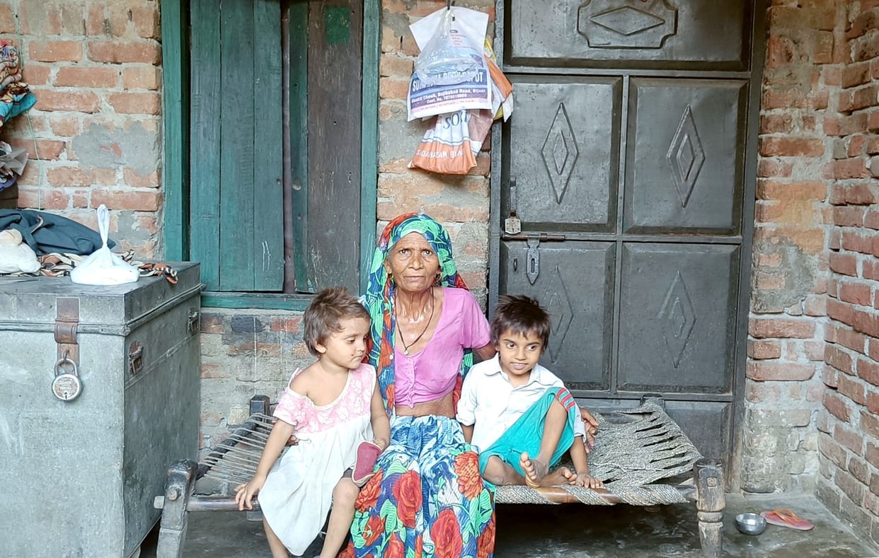 Electricity and water far away, Shakuntala is not even getting food
