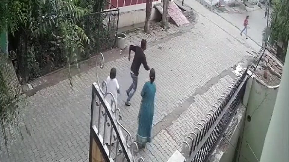 Mathura The robber took away the gold chain from the woman's neck in broad daylight captured in CCTV
