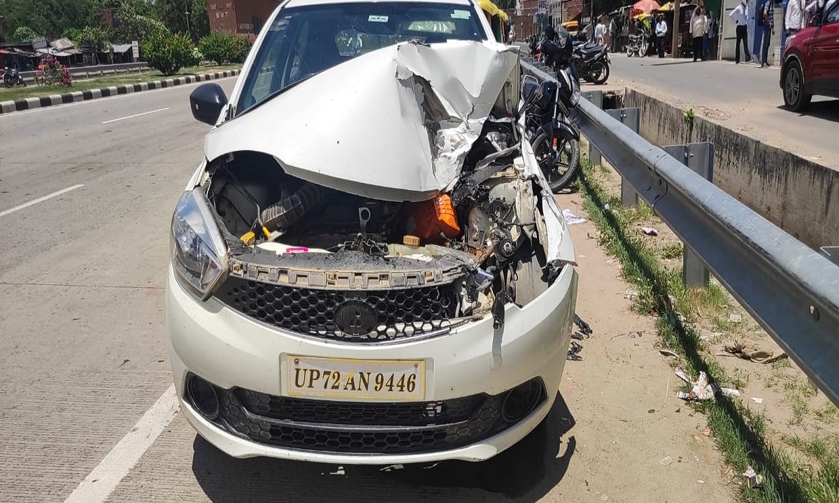 Road Accident on varanasi Prayagraj highway three including woman injured after  Car collided with roadways bus