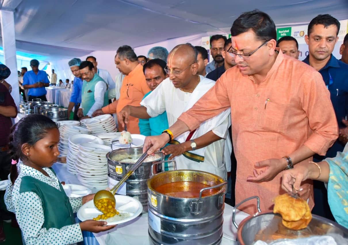 Dehradun news: CM Pushkar singh dhami ate Food with students during centralized mid day meal kitchen inauguration photos